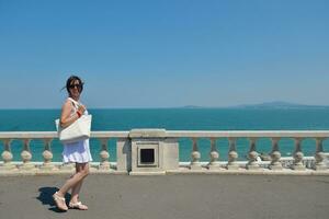 femme heureuse en plein air photo