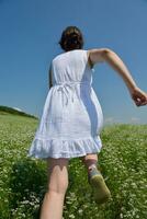 jeune femme heureuse dans un champ vert photo