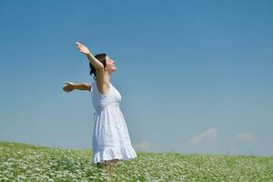 jeune femme heureuse dans un champ vert photo