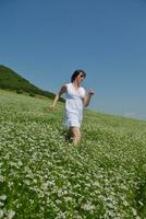 jeune femme heureuse dans un champ vert photo