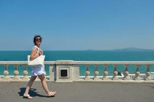 femme heureuse en plein air photo