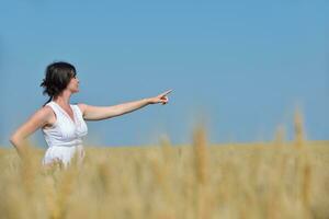 jeune femme dans un champ de blé en été photo