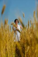 jeune femme dans un champ de blé en été photo