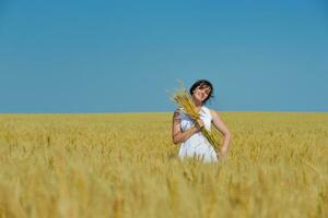 jeune femme dans un champ de blé en été photo