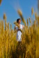 jeune femme dans un champ de blé en été photo