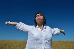 jeune femme dans un champ de blé en été photo