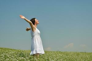 jeune femme heureuse dans un champ vert photo