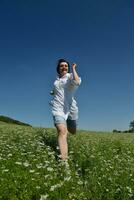 jeune femme heureuse dans un champ vert photo