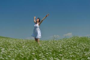 jeune femme heureuse dans un champ vert photo