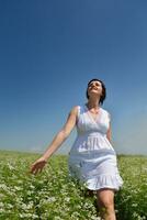 jeune femme heureuse dans un champ vert photo