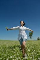 jeune femme heureuse dans un champ vert photo