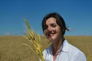 jeune femme dans un champ de blé en été photo