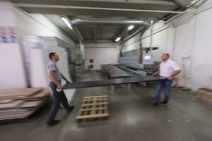 Ouvriers dans une fabrique de meubles en bois photo