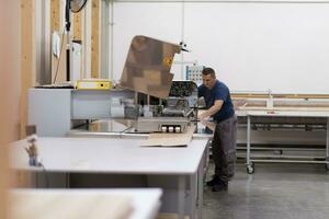 ouvrier dans une fabrique de meubles en bois photo