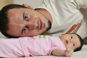 portrait intérieur avec une jeune famille heureuse et un mignon petit bébé photo