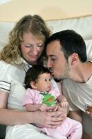 portrait intérieur avec une jeune famille heureuse et un mignon petit bébé photo