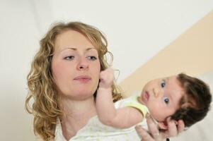 belle jeune mère petite avec petit bébé photo