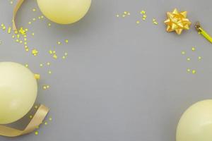 fond de joyeux anniversaire, décoration de fête colorée à plat avec cadre  photo sur fond jaune pastel 4878451 Photo de stock chez Vecteezy