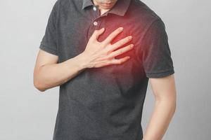 l'homme a des douleurs thoraciques souffrant d'une maladie cardiaque, d'une maladie cardiovasculaire photo