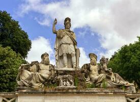 Fontaine de le déesse dans les Roms, Italie photo