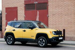 Minsk, Biélorussie, août 2023 - Nouveau brillant jeep renégat photo