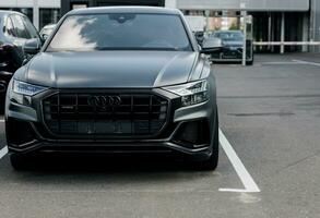 Minsk, Biélorussie, août 2023 - noir audi suv sur parking parcelle. photo