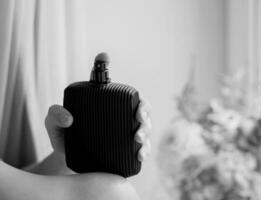 sensuel femme en utilisant parfum. photo