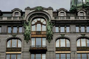 sculptures sur le façade de chanteur loger, photo