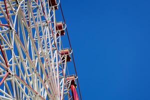 grande roue sur ciel bleu photo