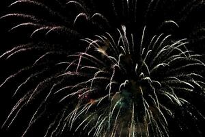 de fête feux d'artifice à nuit ciel photo