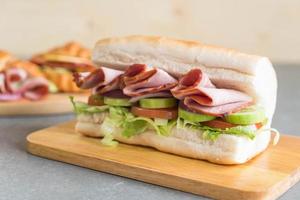 sandwich sous-marin jambon et salade photo