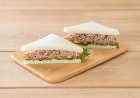 sandwich au thon sur planche de bois photo