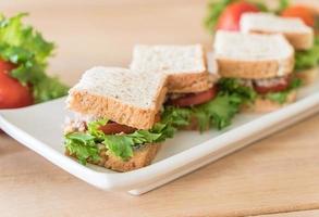 sandwich au thon sur la table photo