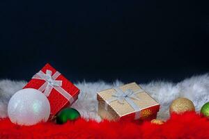 cadeau des boites avec Noël des balles sur blanc et rouge fourrure. photo