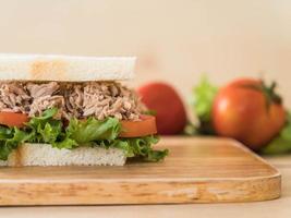 sandwich au thon sur planche de bois photo