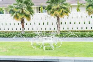 décoration de chariot de citrouille dans le jardin avec un espace vide photo