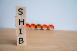 en bois bloquer écrit chib dans de face de le Shina inu jeton, fermer. photo