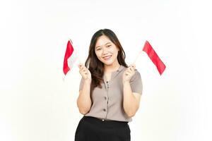 en portant Indonésie drapeau content pour Indonésie indépendance journée 17 août de magnifique asiatique femme photo