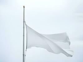 blanc drapeau de flottant sur une bleu ciel Contexte. photo