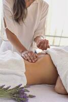 abdomen massage dans spa. méconnaissable gens photo