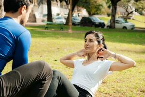 faire des exercices avec personnel entraîneur dans le parc photo