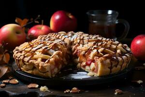 traditionnel américain Pomme tarte avec Frais pommes des fruits et cannelle. action de grâces ou Halloween, l'automne ou tomber dessert Pâtisserie. photo