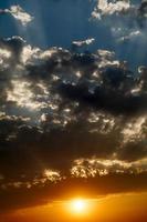 nuages doux sombres et brillants sur le ciel photo