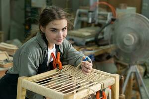 attrayant souriant magnifique femme chaud tonique portrait de Charpentier bâtiment designer en bois meubles main fabriqué chaise dans atelier, copie espace photo