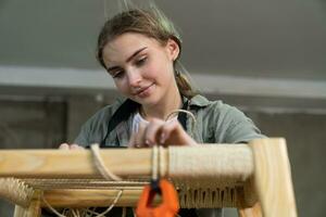 attrayant souriant magnifique femme chaud tonique portrait de Charpentier bâtiment designer en bois meubles main fabriqué chaise dans atelier, copie espace photo