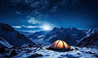 illuminé tente dans neigeux montagnes en dessous de une étoilé ciel. une tranquille alpin camping moment capturer la nature vaste splendeur. établi par ai outils photo