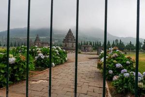 belle vue sur les temples arjuna et semar dans le temple dieng photo