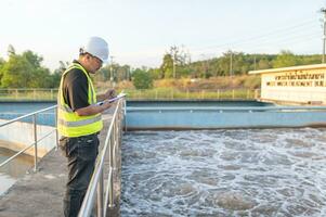 les ingénieurs de l'environnement travaillent dans des usines de traitement des eaux usées, l'ingénierie de l'approvisionnement en eau travaille dans une usine de recyclage de l'eau pour la réutilisation photo