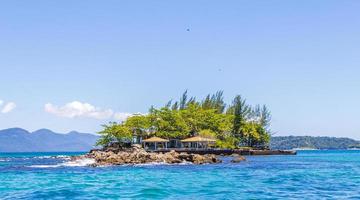 panorama des îles tropicales ilha grande angra dos reis brésil. photo