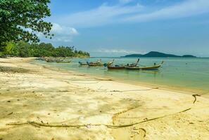 pêche bateaux à le plage dans Phuket, Thaïlande photo